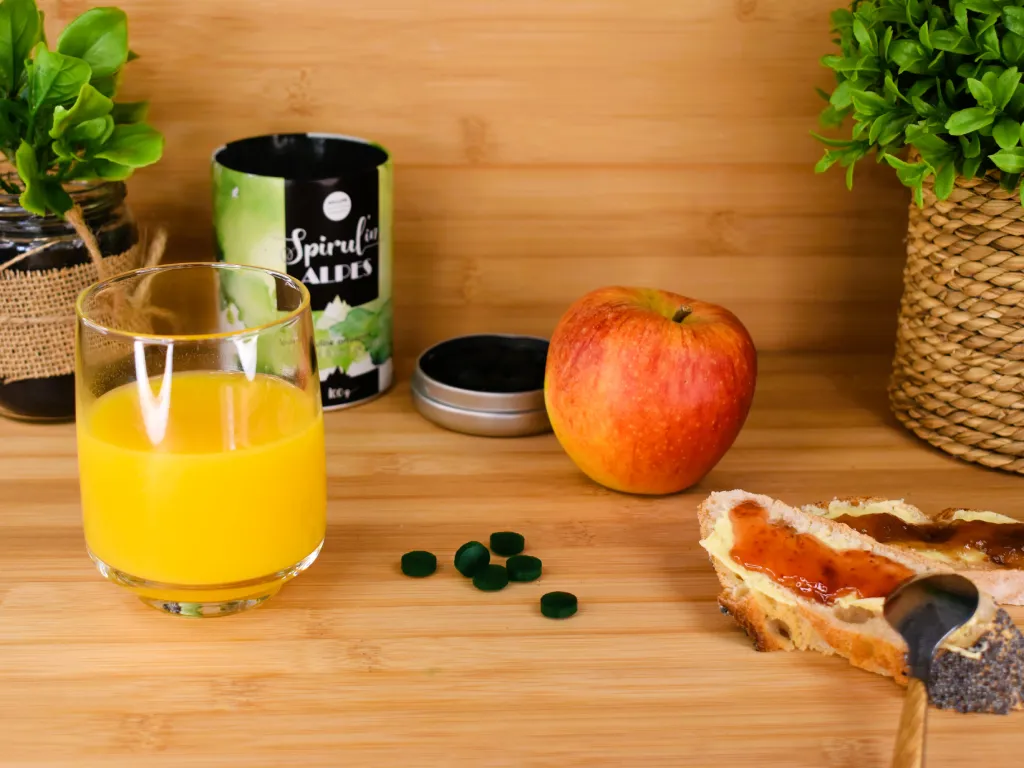 Petit déjeuner avec spiruline en comprimés Spirul'in Alpes